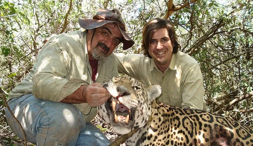 Jorge Néstor Noya (izquierda, el de sombrero), junto a Diego Romero Ferragut, un odontólogo español ambos procesados en Argentina. Foto: Revista Nómadas
