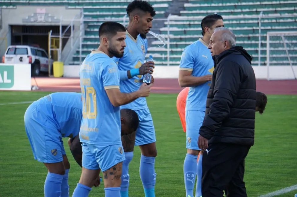 Los jugadores de Bolívar conversan con Vladimir Soria, asistente técnico. Foto: APG