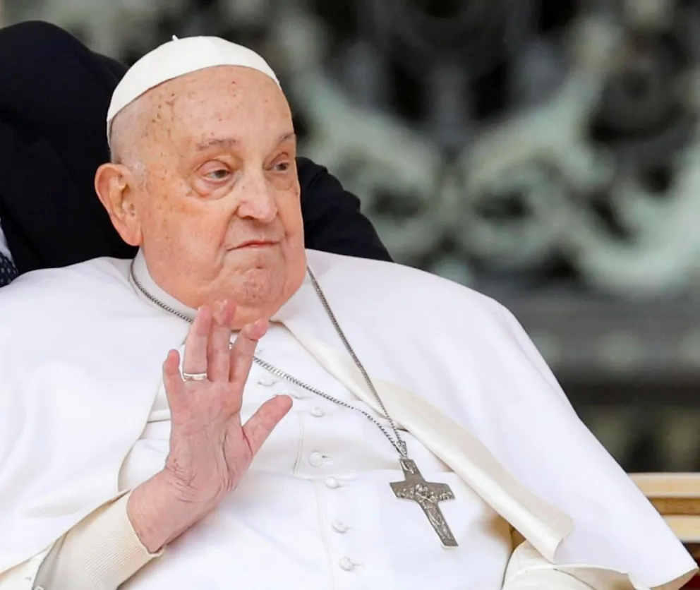 El papa Francisco saluda a los fieles al final de la Misa del Domingo de Ramos en la Plaza de San Pedro en el Vaticano. Foto: EFE