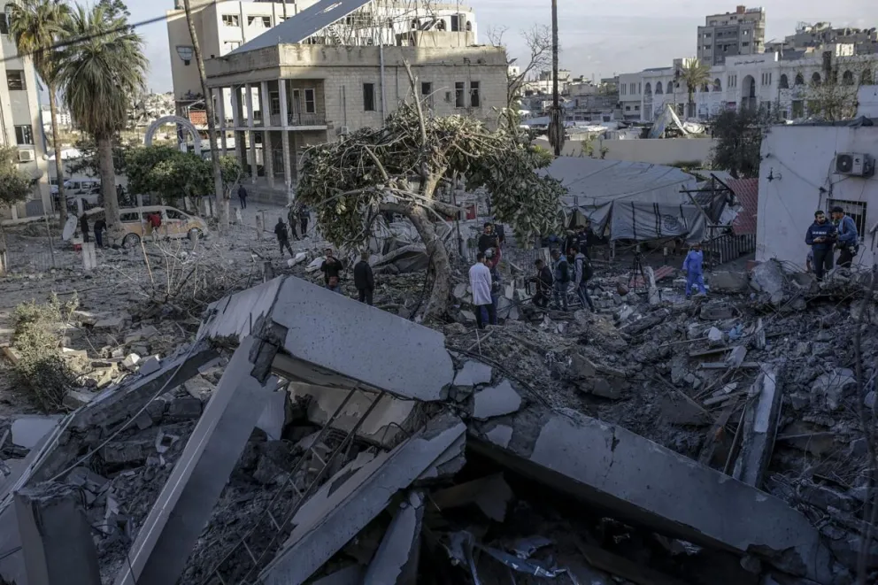 Palestinos inspeccionan el edificio destruido del hospital Al Ahli, también conocido como hospital Bautista, tras el ataque aéreo israelí en la ciudad de Gaza. Foto: EFE