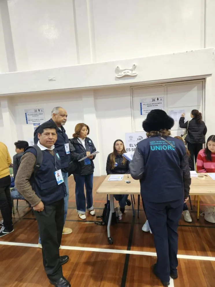 El vocal del TSE, Tahuichi Tahuichi, durante la inauguración de la jornada electoral de segunda vuelta en Ecuador.
