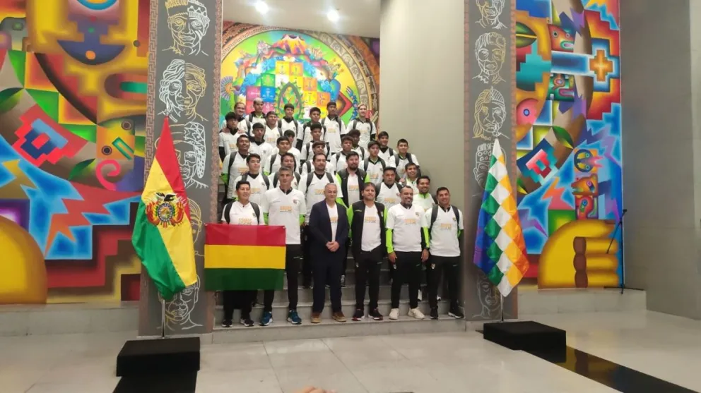 La Sub-17 en el hall de la Casa Grande del Pueblo. 