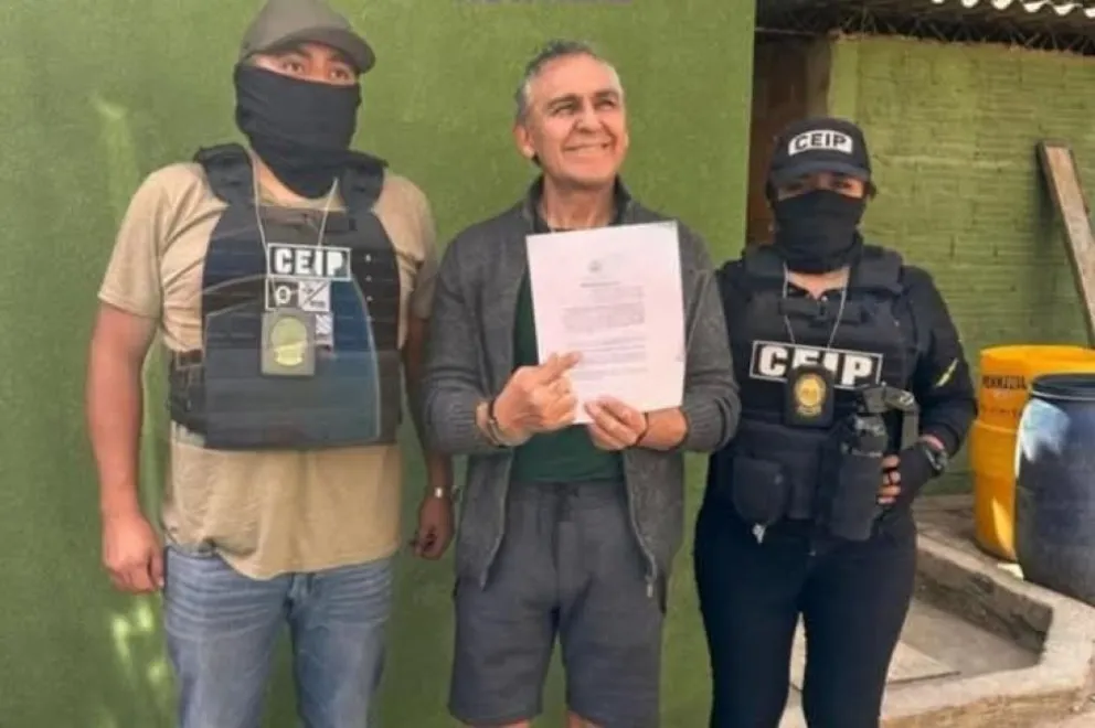 El general retirado Marco Bracamonte, presentado entre policías