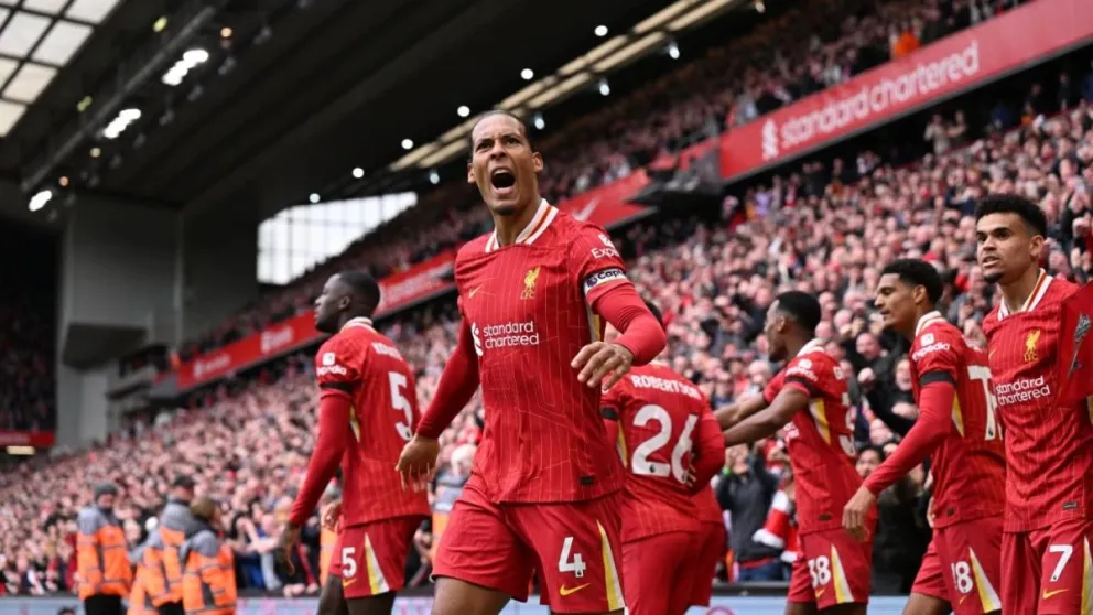 Van Dijk (4) y todo Liverpool celebran su gol. Foto: Liverpool.com