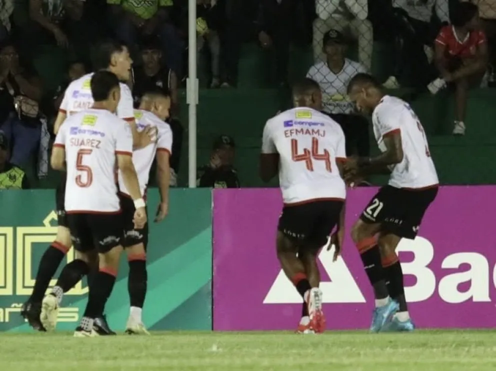 La celebración de la banda roja después del primer gol. Foto: Agencia Marka Registrada. 