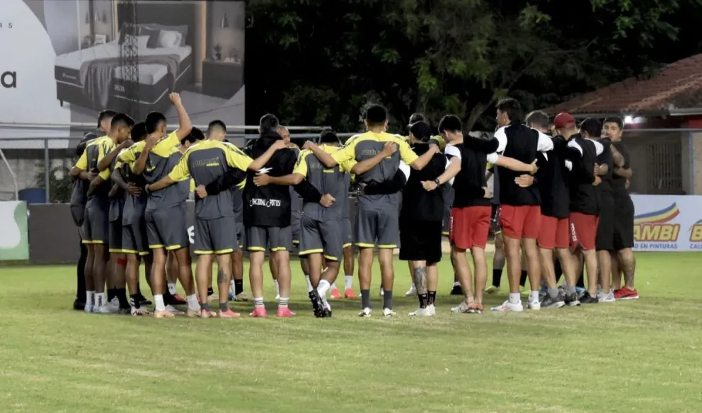 Jugadores de Nacional Potosí en la previa de un entrenamiento ñ. Foto: Nacional Potosí. 