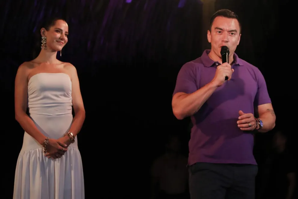 El reelecto presidente de Ecuador, Daniel Noboa, con su esposa, Lavinia Valbones. Foto: EFE