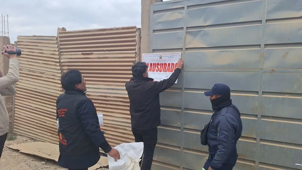 Funcionarios de la Alcaldía de Viacha durante una clausura a una actividad minera. Foto: Carlos Quisbert