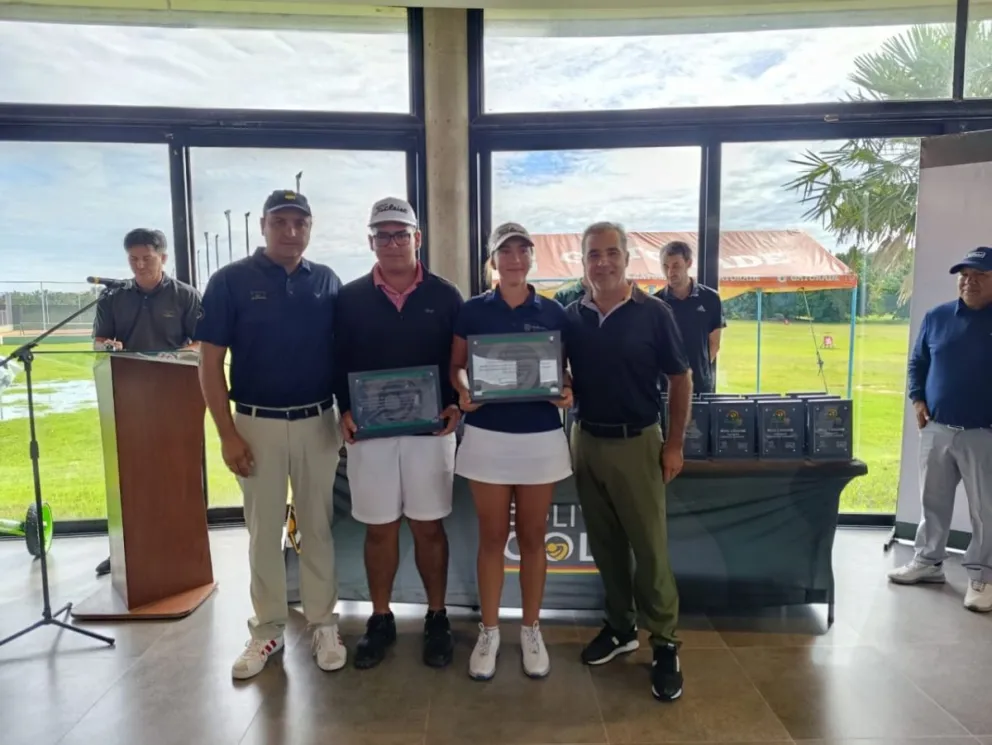 Quiroga (izq.) y Blanco se impusieron en la categoría Juvenil. Foto: Federación Boliviana de Golf.