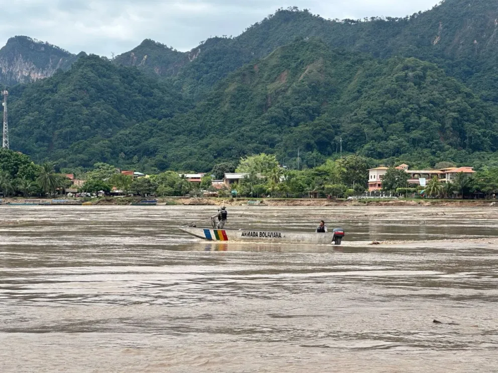 Miembros de la Armada durante un operativo en el río Beni. Foto: Viceministerio de Defensa Civil
