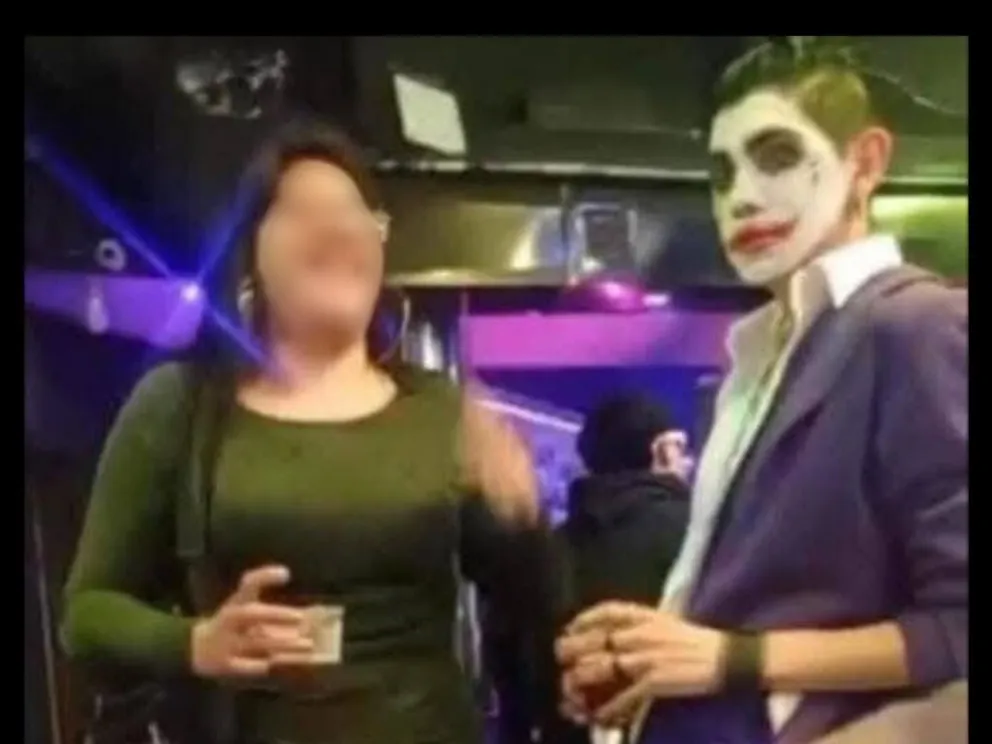 El sujeto con la cara pintada de "Joker" en el local nocturno. Foto: RRSS