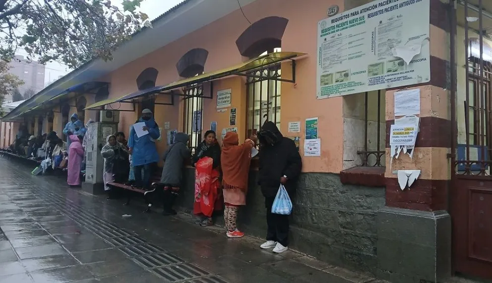 Las personas hacen fila desde la madrugada para lograr una ficha de atención, pese a la lluvia. Foto: Carlos Quisbert / Visión 360