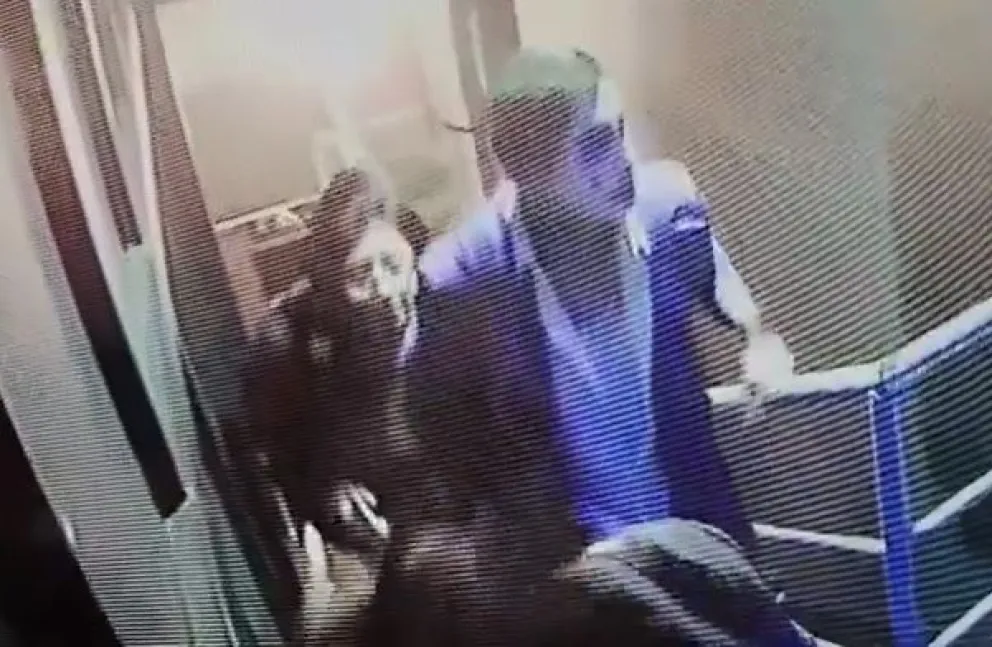 El "Joker" con su pareja, captados ingresando al local nocturno. Foto: Captura de video