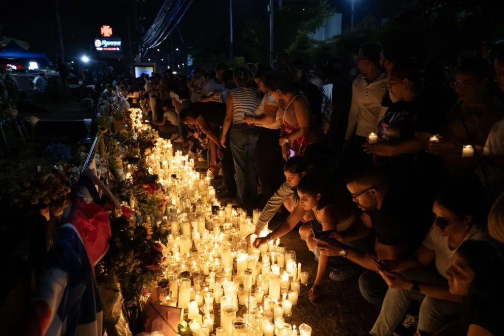 Varias personas durante un homenaje a los fallecidos en la discoteca Jet Set. Foto: EFE