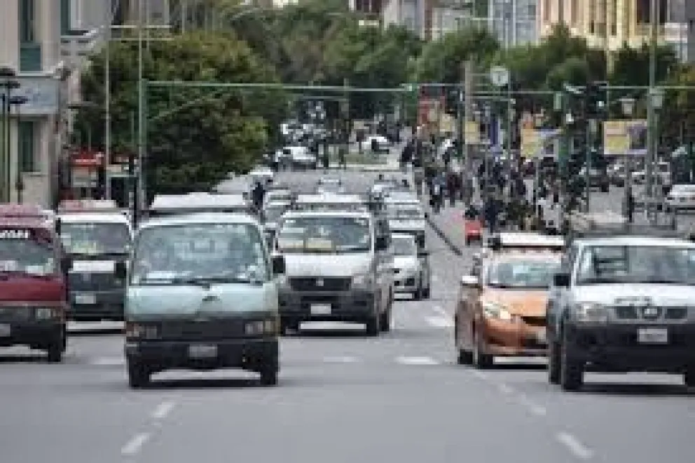Minibuses del transporte público circulan en la ciudad de La Paz. Foto: ABI