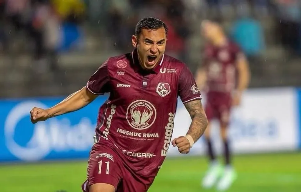 Bruno Miranda celebra con la camiseta del Mushuc Runa de Ecuador. 