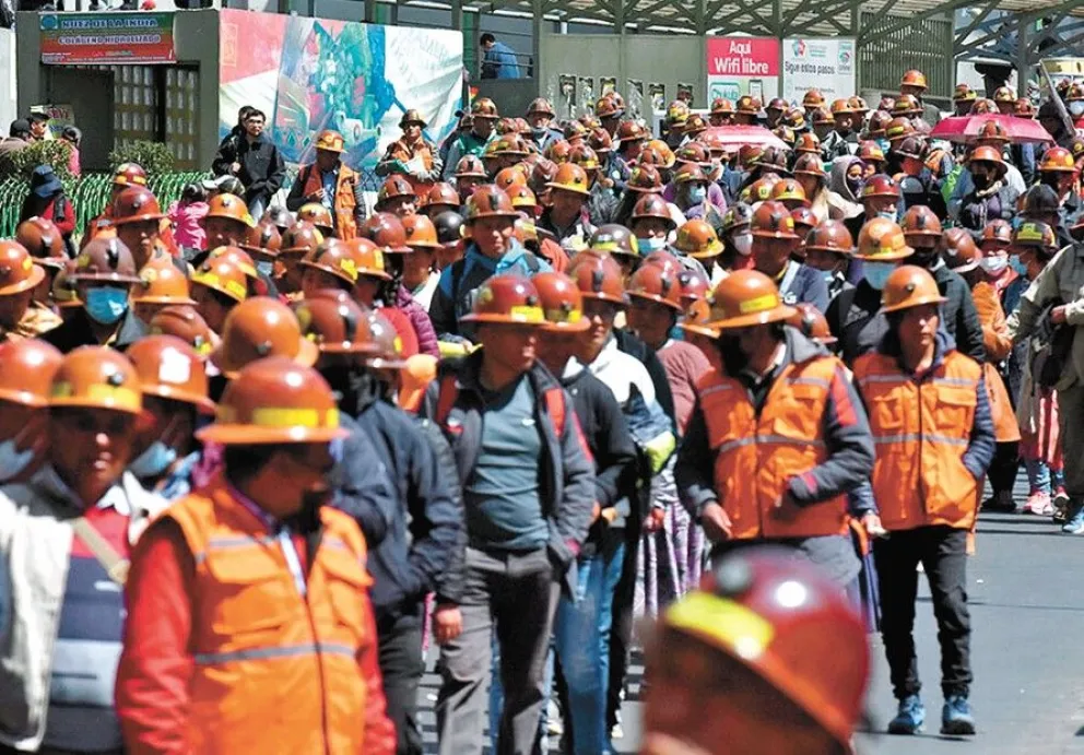 Una imagen anterior de una masiva marcha de los mineros auríferos en el centro de la ciudad de La Paz. Foto: APG