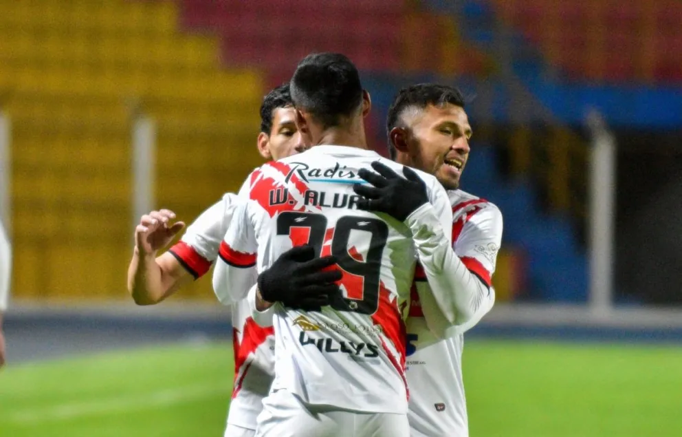El festejo de los jugadores de Nacional Potosí por uno de los goles. Foto: Agencia Marka Registrada.