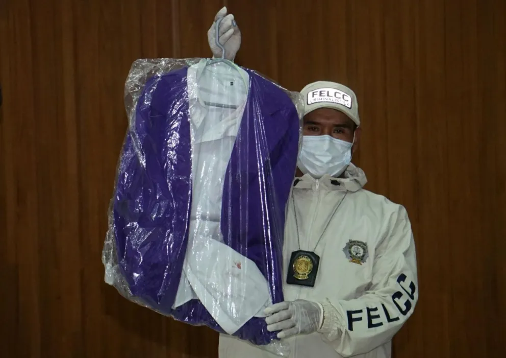 Un policía muestra el traje con el que iba vestido Alejandro Z. el día de la pelea. Foto: APG