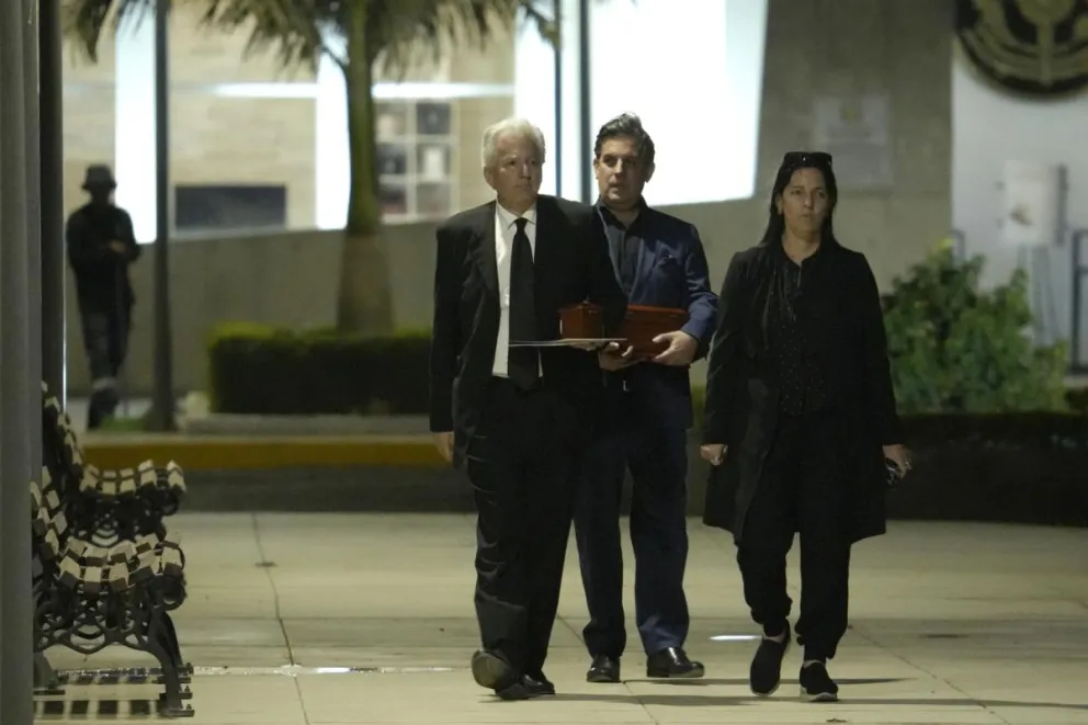 Álvaro Vargas Llosa, Gonzalo Vargas Llosa y Morgana Vargas Llosa, hijos del escritor peruano, al caminar con dos urnas que portan los restos de su padre, en las afueras del Centro Funerario y Crematorio del Ejército de Chorrillos, en Lima. Foto: EFE
