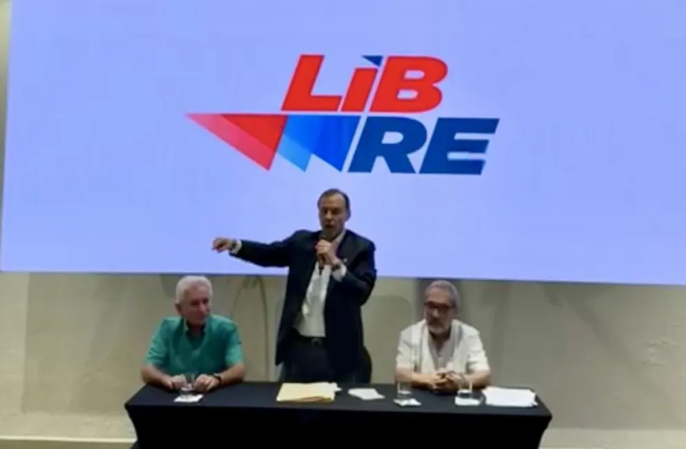 El precandidato Jorge Tuto Quiroga fue proclamado en una conferencia en Santa Cruz. Foto: Asuntos Centrales