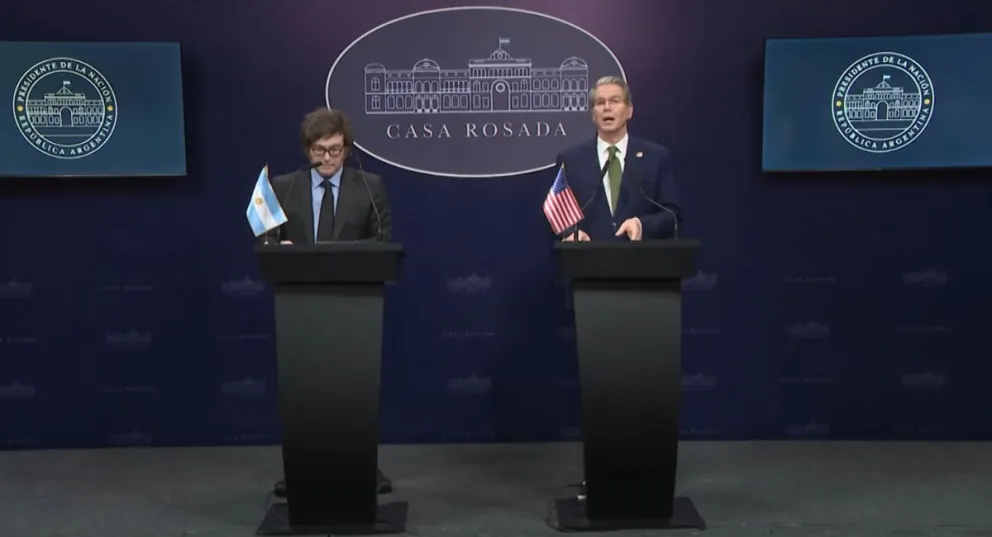 El presidente de Argentina, Javier Milei, en conferencia con Scott Bessment. Foto: Captura de video
