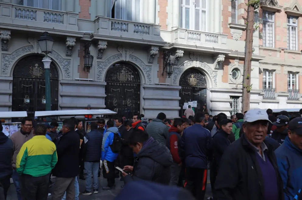 Choferes en la "vigilia" en la puerta de la Alcaldía, para evitar la promulgación de la norma. Foto: APG