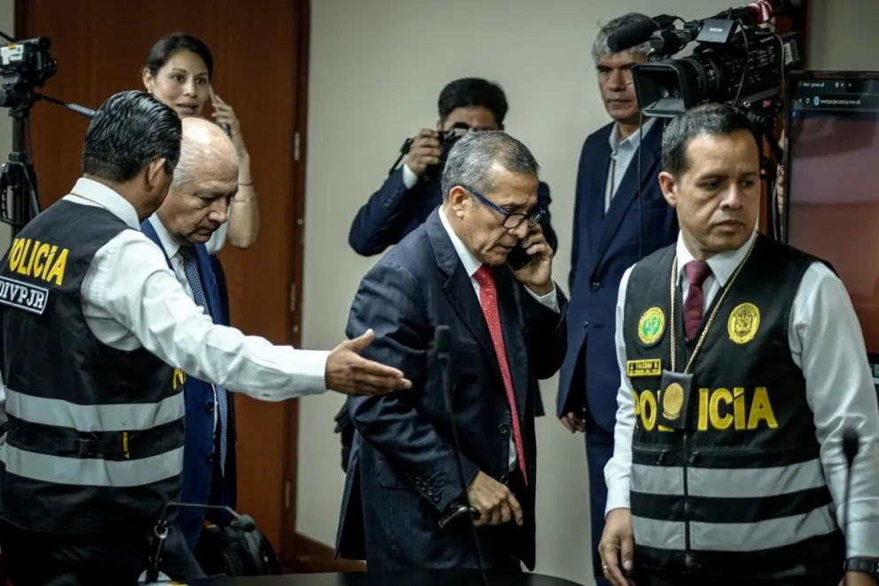 El expresidente de Perú Ollanta Humala es retirado por integrantes de la Policía Nacional de Perú tras oír su sentencia este martes, en Lima (Perú). Foto: EFE