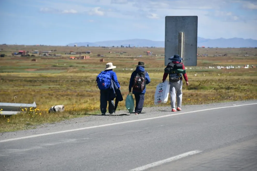 Peregrinos durante una caminata hacia Copacabana. Foto: APG