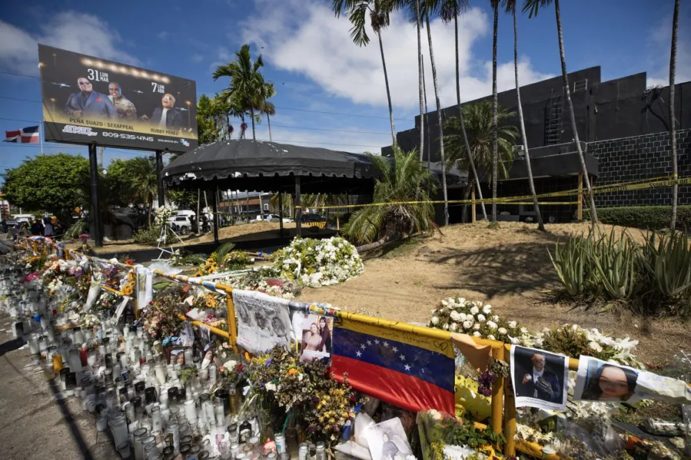 Las ofrendas puestas a la entrada de la discoteca Jet Set, el 14 de abril de 2025. Foto: EFE