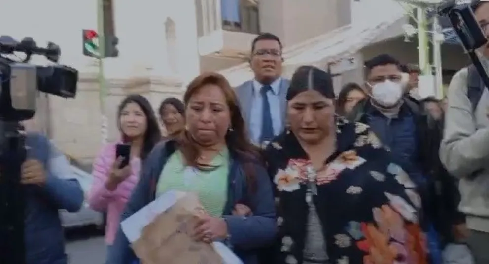 La presidenta del Concejo Municipal, Lourdes Chambilla, tras dejar la reunión con los choferes. Foto: captura