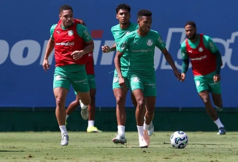 Marcos Rocha controla el balón en una sesión del Palmeiras, el lateral se encuentra lesionado. Foto: Jornal Do Estado