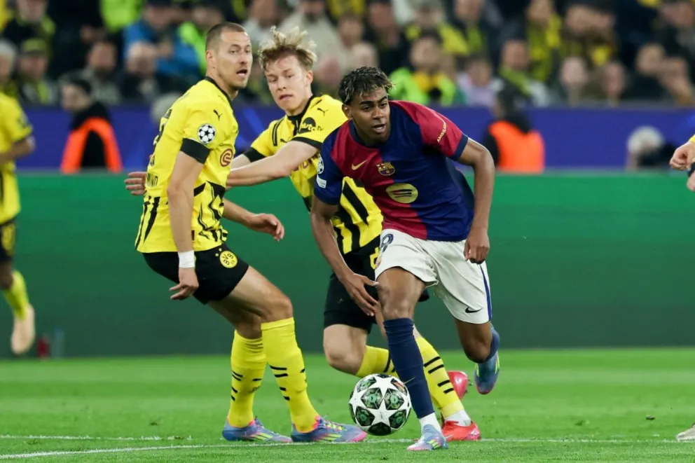 El extremo Lamine Yamal (d), del Barcelona, ante Waldemar Anton, del Dortmund, durante el partido de vuelta de cuartos de final de la UEFA Champions League. Foto: EFE