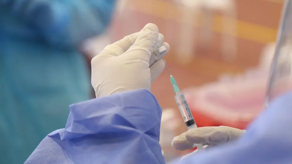 Una enfermera prepara la dosis contra la influenza. Foto: ABI