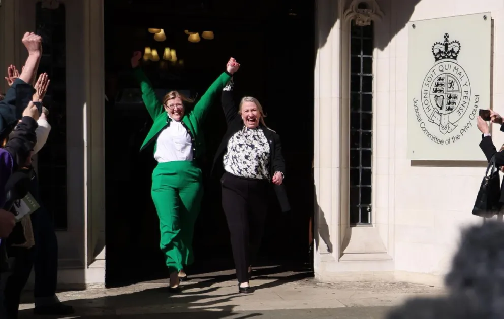 Susan Smith y Marion Calder celebran fuera de la Corte Suprema en Londres, Gran Bretaña. Foto: EFE