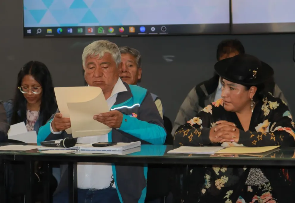 El alcalde Iván Arias y la presidenta del Concejo, Lourdes Chambilla, ayer durante la reunión. Foto: APG