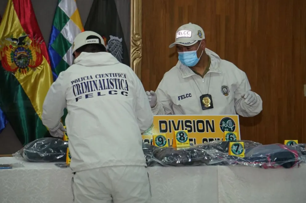 Efectivos de criminalística con los objetos recabados en la escena. Foto: APG