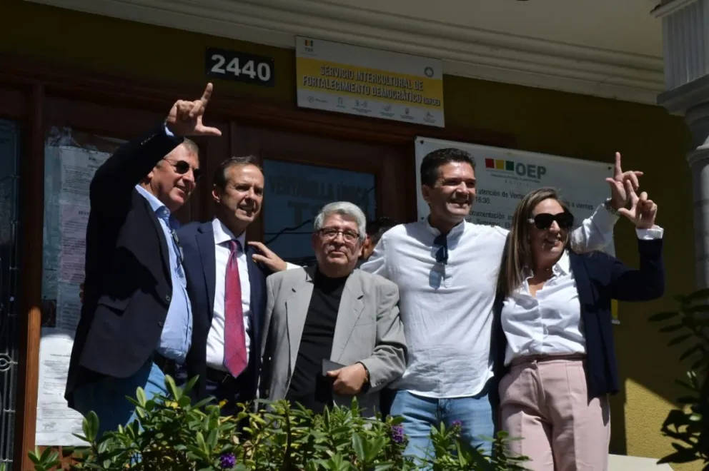 Tuto Quiroga y miembros de su alianza Libre, en el registro ante el TSE. Foto: APG