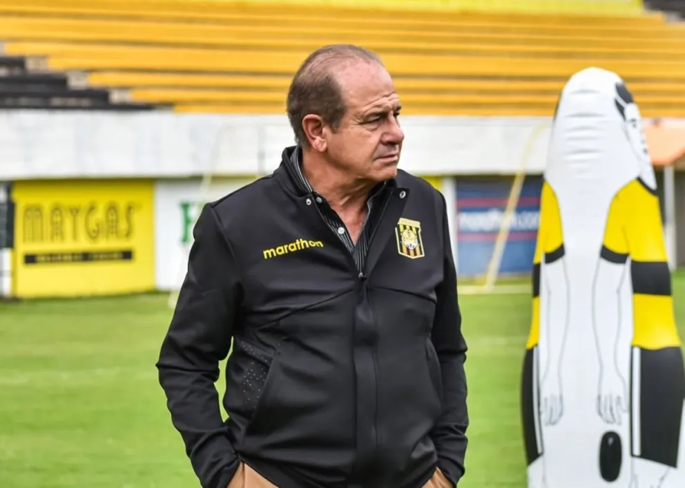 Sergio Asbún en una visita al plantel en el estadio Rafael Mendoza de Achumani. Foto: club The Strongest