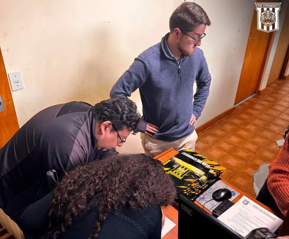 Personal del departamento de kárdex de The Strongest en pleno trabajo. Foto: club The Strongest