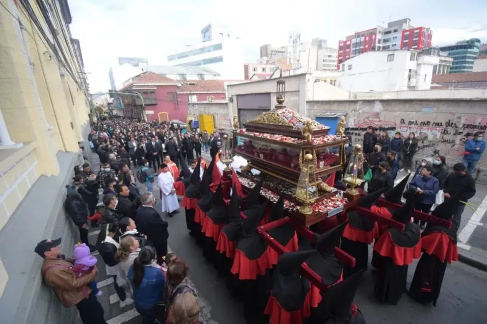 Procesión de Viernes Santo en el centro paceño. FOTO: AMUN