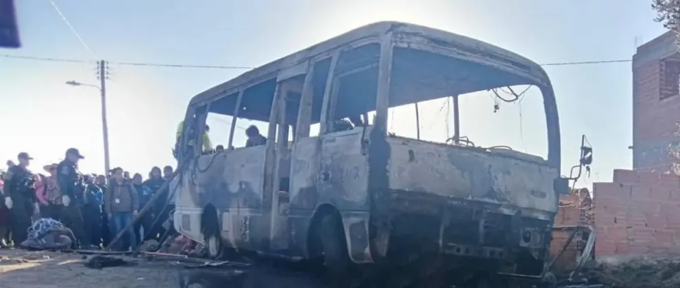 El bus incendiado. FOTO: Radio Pío XII 