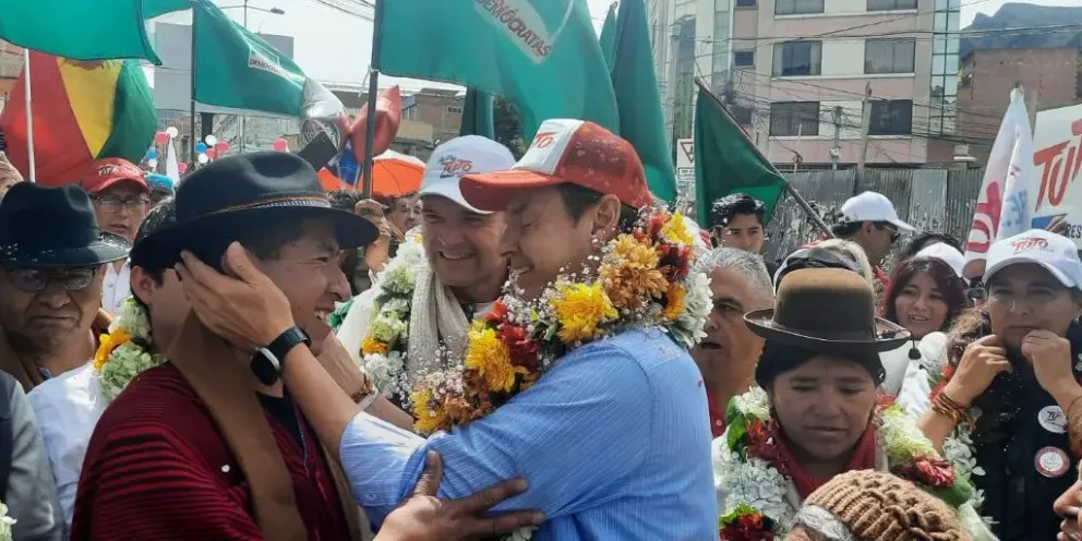 Gualberto Cusi, cuando dio su apoyo a Tuto Quiroga. FOTO: Unitel