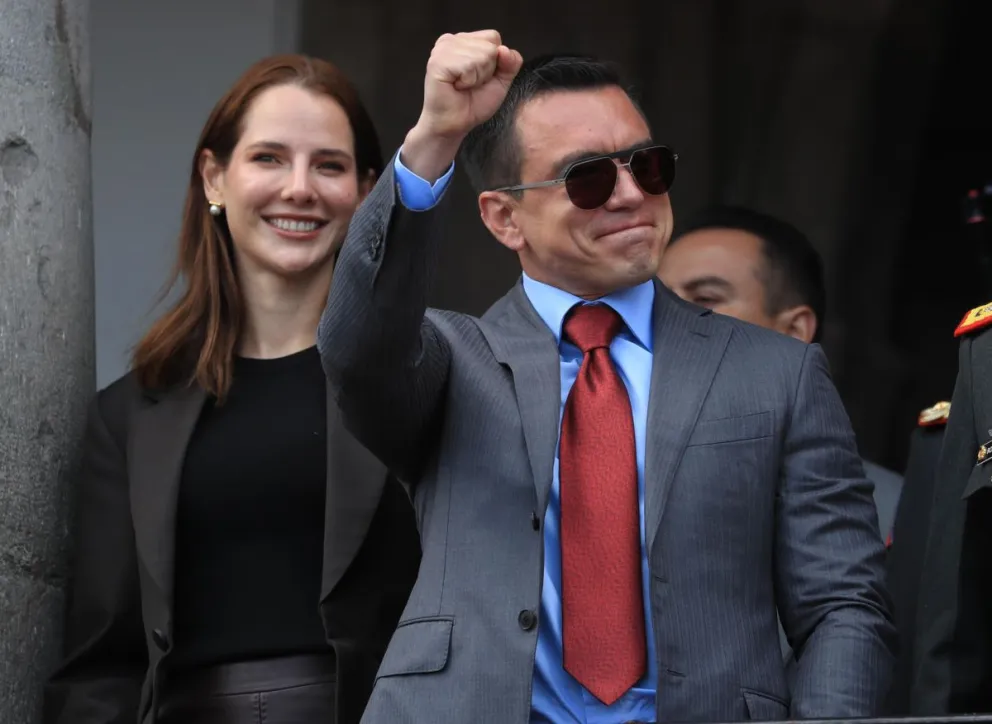 Daniel Noboa, y su esposa Lavinia Valbonesi, saludan desde el Palacio de Gobierno el martes. Foto: EFE
