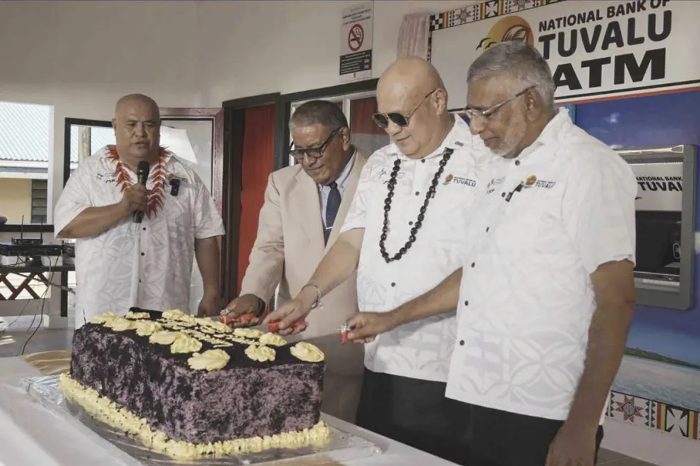 El Gobierno de Tuvalu en la instalación en la principal isla del país, Funafuti, de cinco cajeros automáticos. Foto: EFE / Tuvalu Government Media