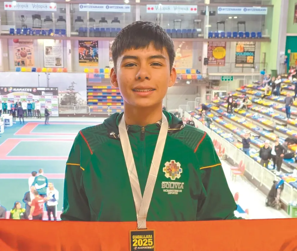 Olguín con su medalla de bronce y la tricolor nacional. Foto: Álvaro Arnéz.