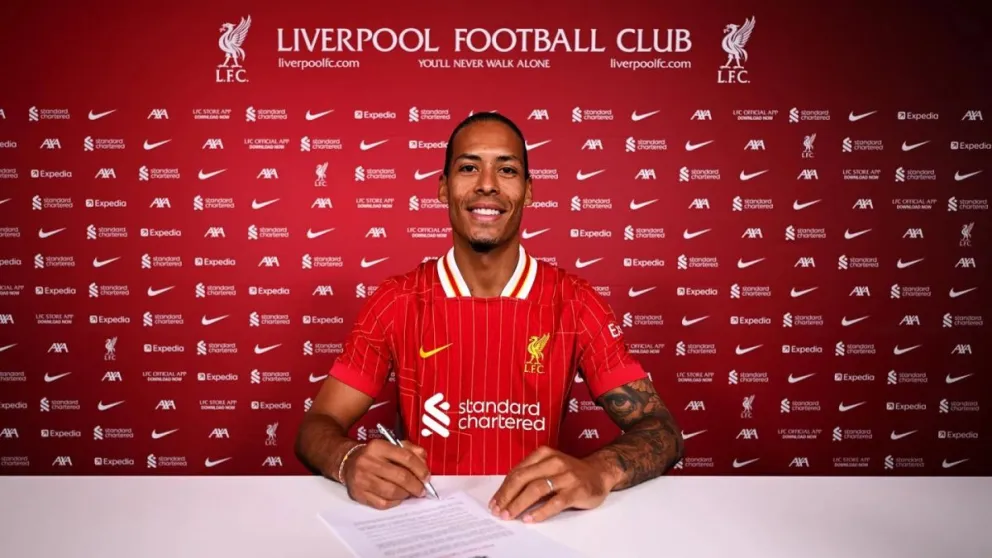 Van Dijk durante la firma de ampliación de su contrato. Foto: Liverpool FC.