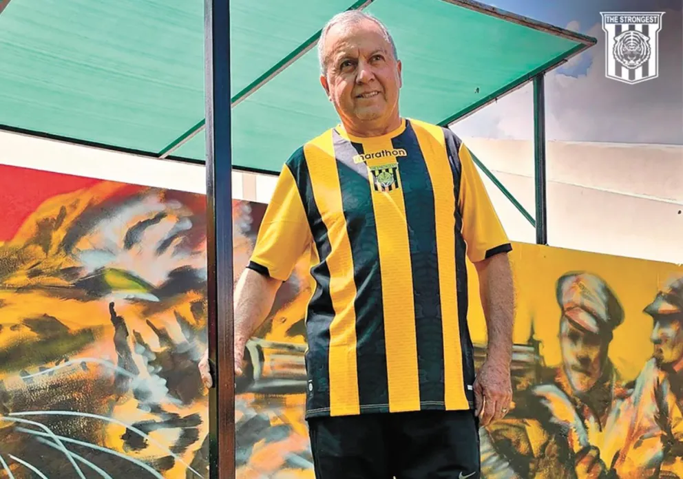 Sergio Óscar Luna, con la camiseta del Tigre, en su visita al Complejo de Achumani. Foto: club The Strongest