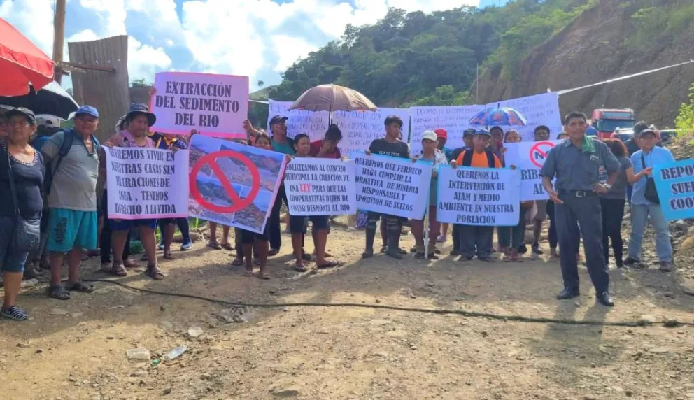 Pobladores de Tipuani iniciaron un bloqueo de caminos en demanda de atención por los cuatro meses de inundación. Foto: Somos Tipuaneños