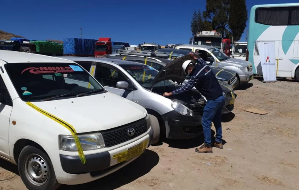 Vehículos que ingresaron de forma ilegal y que fueron incautados por la Aduana. Foto. ABI
